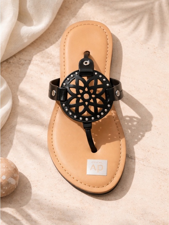 DV by Dolce Vita Shoes - NWT DV by Dolce Vita Women’s Medallion Black Thong Flip Flop Sandals - Size 6